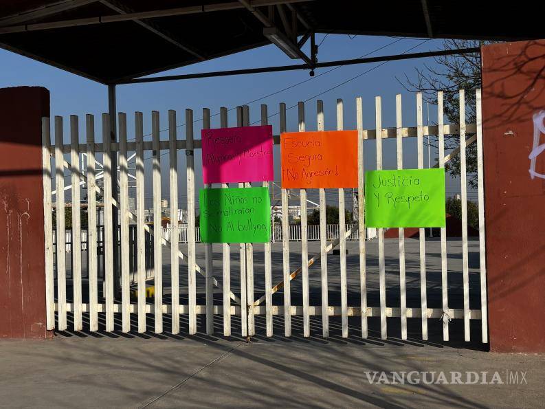 $!Los manifestantes colocaron carteles con mensajes como “Los niños no se maltratan” y “Escuela segura” en la entrada del plantel.