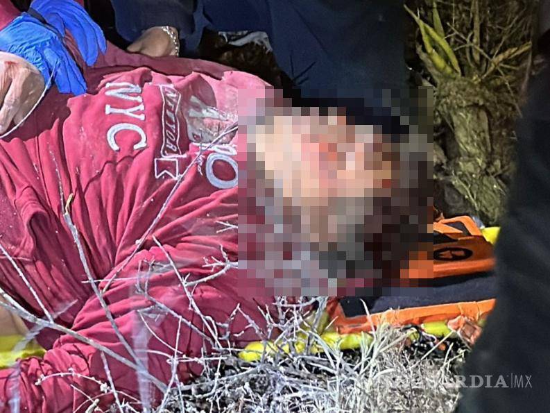 $!El casco del motociclista se rompió tras el impacto contra una roca.