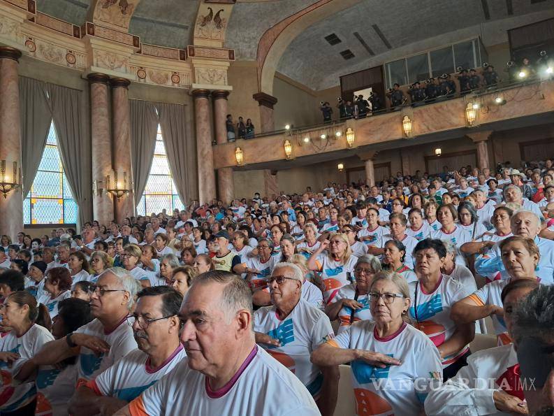 $!Personas adultas mayores se sumaron a la jornada en el Paraninfo, donde se desarrollan actividades deportivas y culturales.