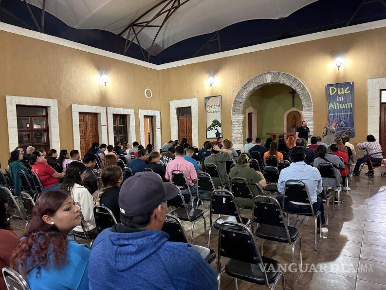 $!Coordinadores de Alvernia, movimiento presente en 20 comunidades parroquiales de Saltillo, recibieron orientación para fortalecer la seguridad de sus actividades.