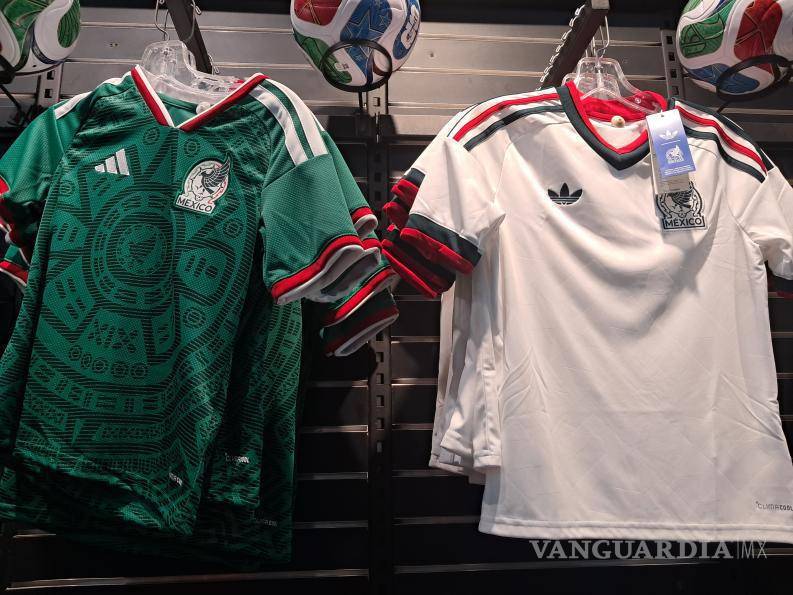 $!En algunas tiendas deportivas las camisetas de la Selección llegan a costar casi 2 mil pesos.