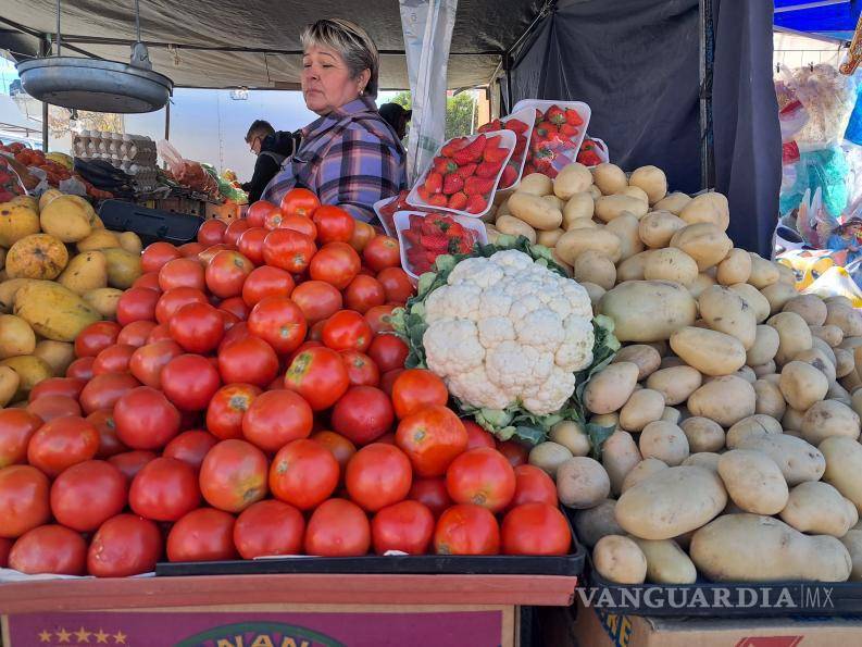 $!En mercados locales, el kilo de tomate y cebolla cuesta casi la mitad que en supermercados.