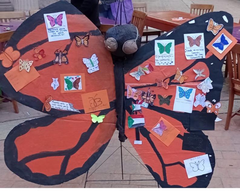 $!Niños crean una escultura itinerante de la mariposa monarca donde los ciudadanos tenían que escribir en ella sobre el cuidado del medio ambiente.