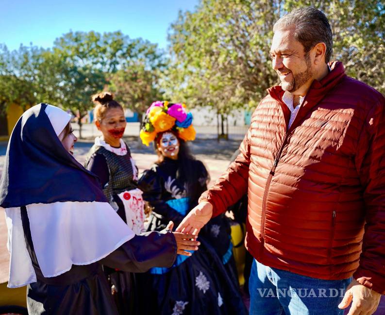 $!El programa Ola Verde ofrece empleo digno a mujeres de Ramos Arizpe dedicadas a limpieza, deshierbe y embellecimiento urbano, recordó Tomás Gutiérrez.