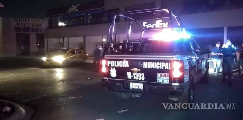 $!Después de ser desalojados, los clientes siguieron amenazándose en el estacionamiento con botellas en mano.