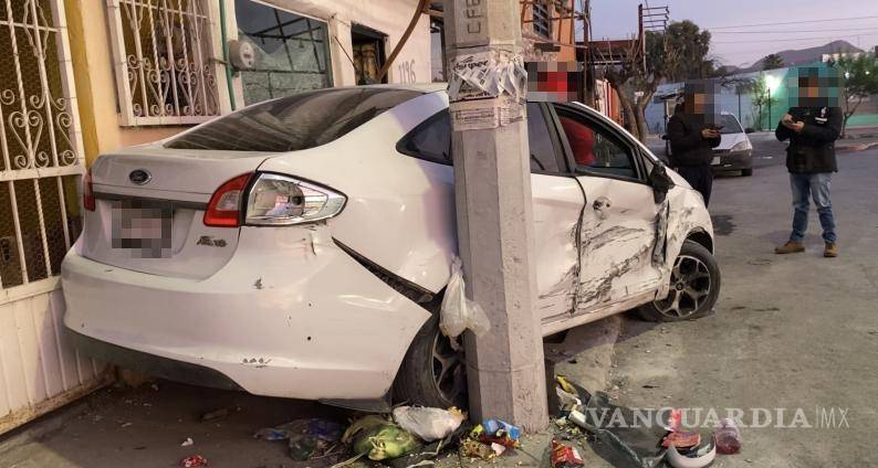 $!Daños en una de las viviendas afectadas luego de que un auto fuera proyectado contra su fachada.