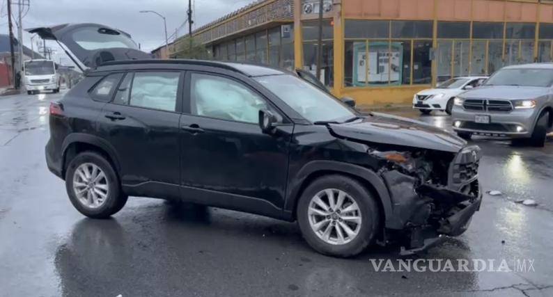 $!Elementos de Tránsito Municipal acudieron al lugar del accidente para realizar labores de abanderamiento, agilizar la circulación y coordinar el retiro de las unidades afectadas.