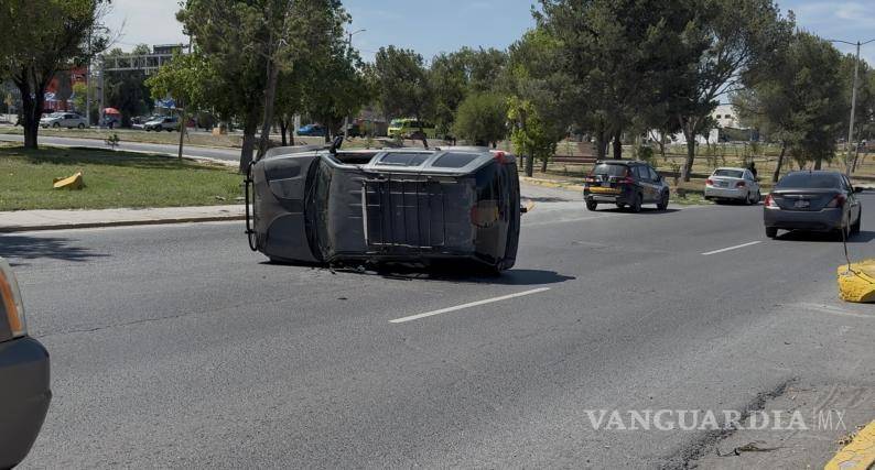 $!Autoridades municipales acudieron al lugar para auxiliar al joven conductor, quien logró salir sin lesiones del vehículo.