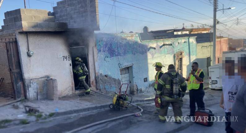 $!ScreenshotLa rápida intervención de los apagafuegos permitió contener el siniestro antes de que se extendiera a otras propiedades cercanas, reduciendo el riesgo para las familias que habitan en la zona.