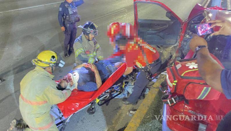 $!Elementos de rescate utilizaron quijadas de la vida para liberar al conductor.