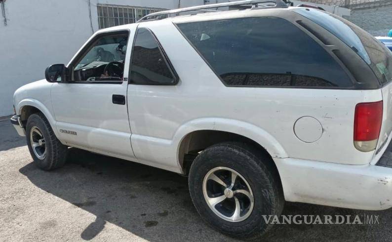 $!Los detenidos fueron sorprendidos cuando arrastraban un auto con esta camioneta.