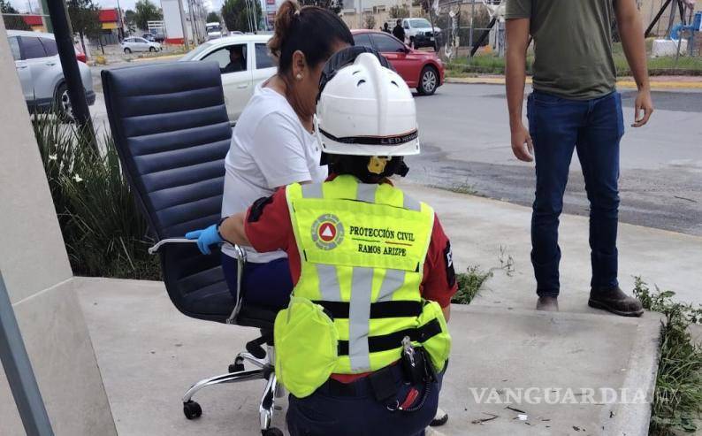 $!Elementos del Cuerpo de Bomberos brindaron los primeros auxilios a la conductora del Ford Mustang GT involucrado en el percance, para posteriormente trasladarla a la Clínica 88 del IMSS.