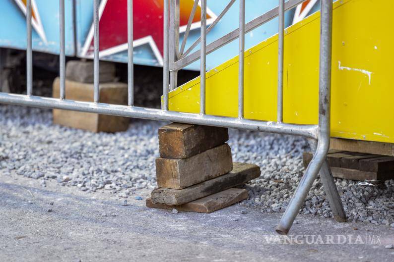 $!Los encargados dijeron que las tablas eran para nivelar el piso, pero los juegos están anclados.