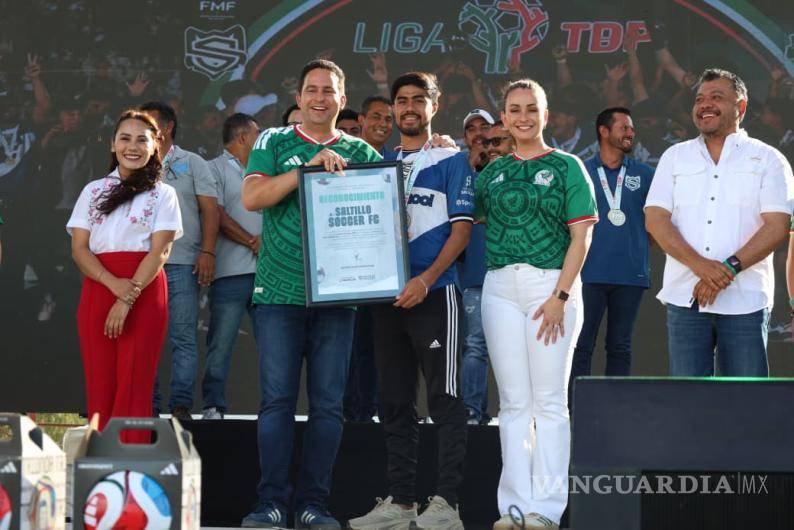 $!El alcalde Javier Díaz González entregó un reconocimiento a Saltillo Soccer por su campeonato en la Liga de Tercera División Profesional y su ascenso a la Liga Premier.