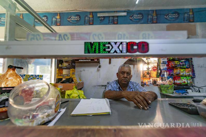 $!Mateo Bautista considera que los pozos que hizo en su siembra le han permitido ser el único ejidatario que puede cosechar actualmente.