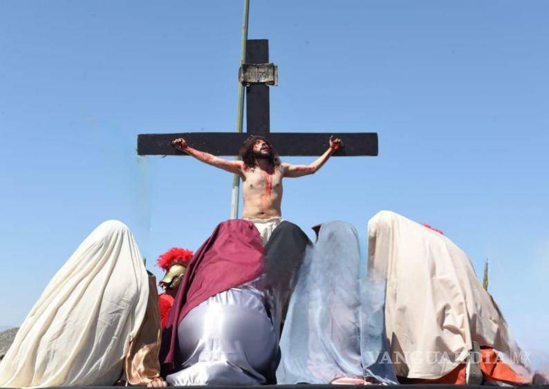 $!Fieles representan los momentos de la crucifixión de Jesús de Nazaret en el viacrucis viviente, marcando una manifestación de fe y reflexión.