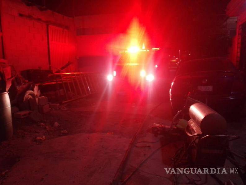 $!Elementos de Protección Civil coordinan acciones para controlar el siniestro en el taller.