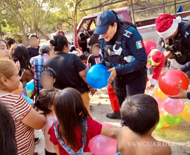 Uniformados de Guadalupe, NL llevan alegría a niños de escasos recursos