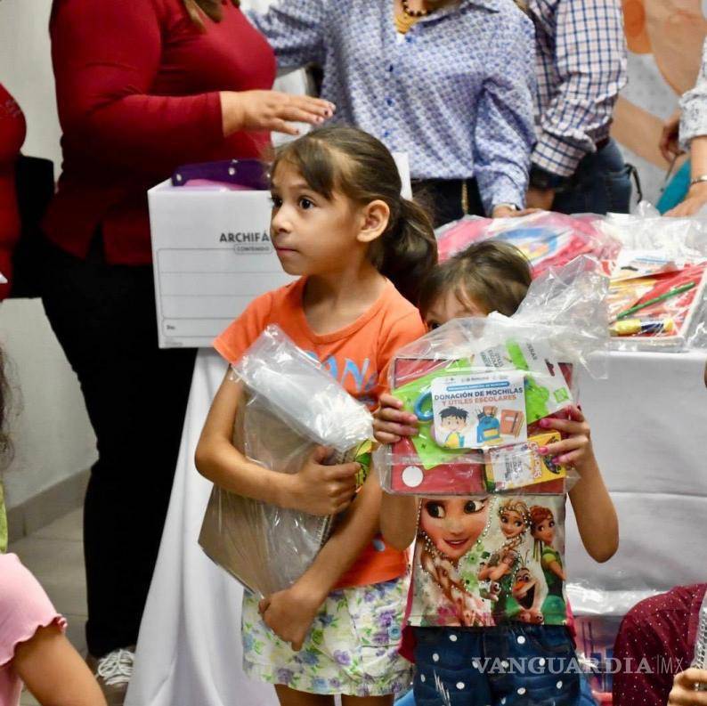$!Los niños recibieron un buen apoyo para iniciar con el pie derecho su nuevo ciclo escolar.