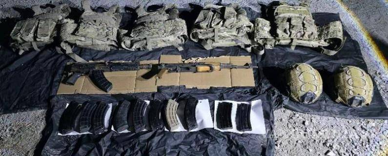 $!Abandonan camioneta con arsenal y equipo táctico, en NL