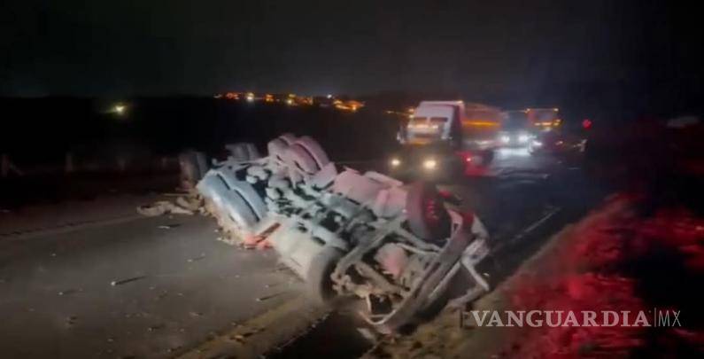 $!Largas filas de vehículos y transportistas varados en la carretera Monterrey-Saltillo mientras continúan las maniobras de remoción.