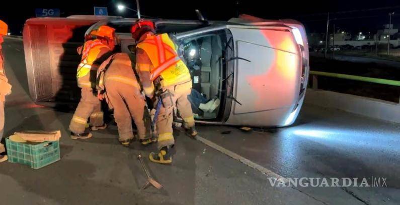 $!Los paramédicos rompieron el cristal delantero de la camioneta para liberar al hombre tras el accidente.