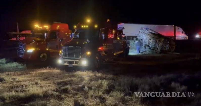 $!La maniobra para levantar el tractocamión requirió coordinación entre autoridades y personal de rescate.