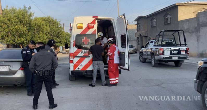 $!Elementos de la Policía Municipal acordonaron el área mientras se realizaban las labores de auxilio, luego de que inicialmente se reportara una persona herida por arma de fuego en la zona.