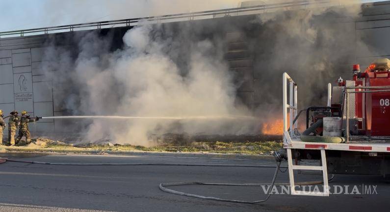 $!Bomberos de la estación Morelos trabajaron para controlar las llamas y evitar que el fuego continuara propagándose.