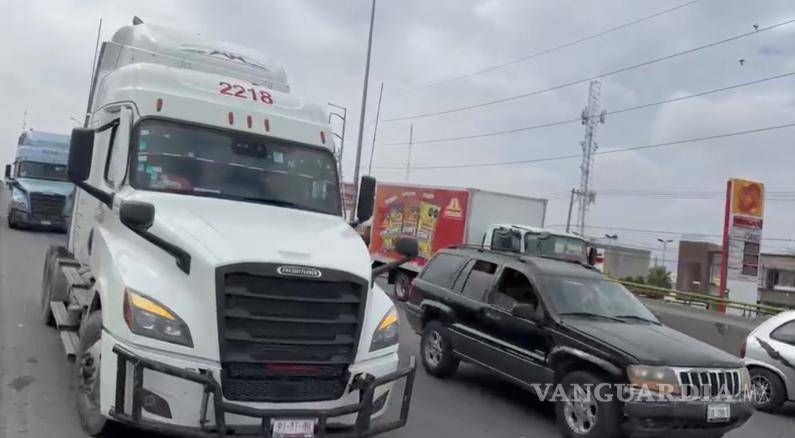 $!Elementos de Tránsito Municipal acudieron al lugar para tomar conocimiento del accidente y coordinar el retiro de las unidades involucradas.