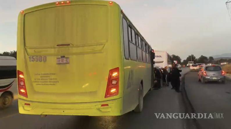 $!Policías municipales realizan abanderamiento mientras la circulación permanece afectada.