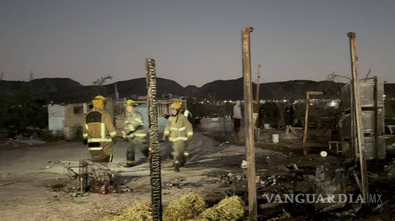 $!Cuerpos de emergencia laborando en el control del incendio que afectó varias estructuras de madera en la colonia Saltillo 2000.