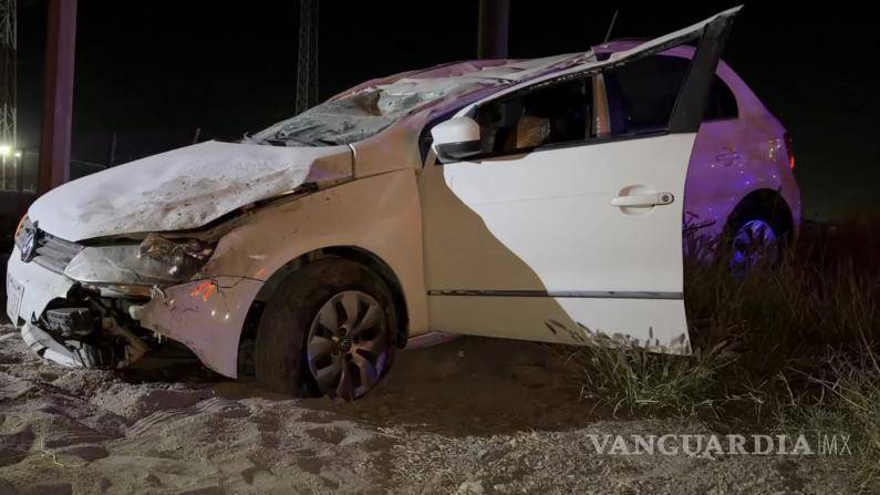 $!La falta de iluminación y el desconocimiento de la vialidad contribuyeron a la salida del camino del vehículo.