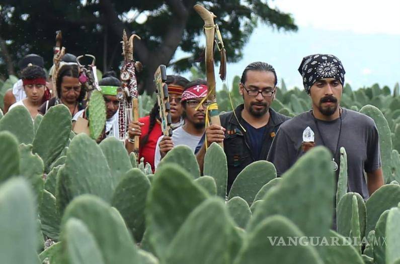 $!El paso del bastón sagrado simboliza la transmisión del espíritu de los pueblos originarios a lo largo de la carrera, uniendo corazones a lo largo del continente.