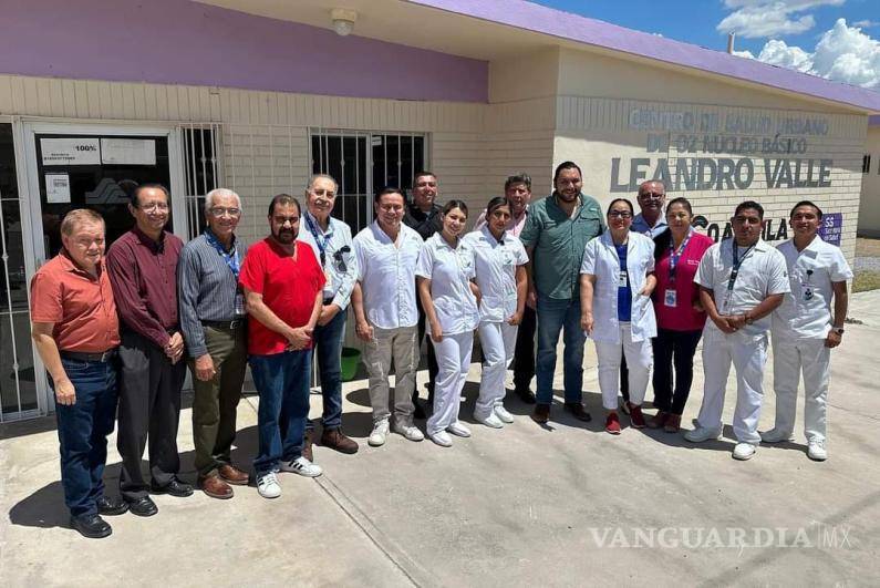 $!Carlos Villarreal y Faustino Aguilar Arocha discuten las condiciones de los centros de salud de Monclova durante su recorrido.