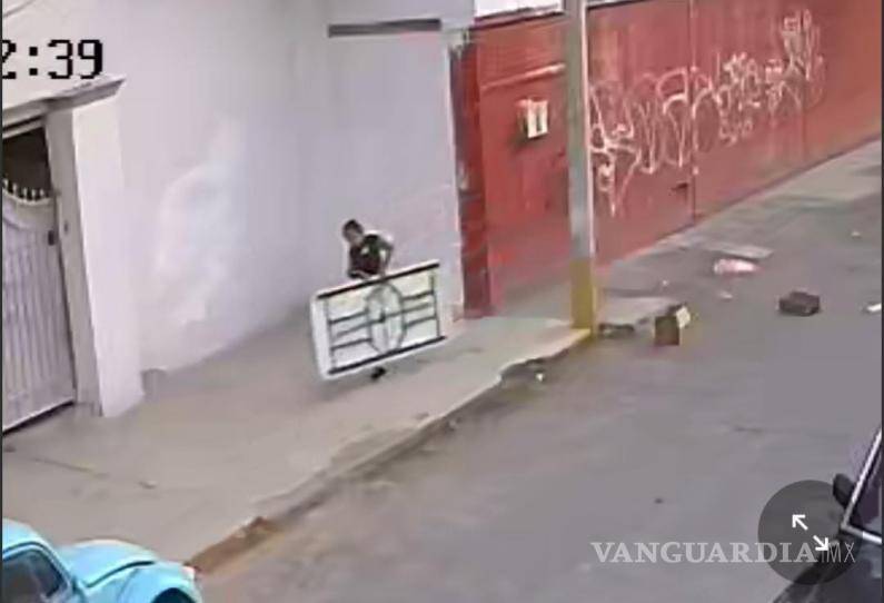 $!Momento captado por las cámaras de seguridad donde uno de los presuntos ladrones se llevó una mesa.