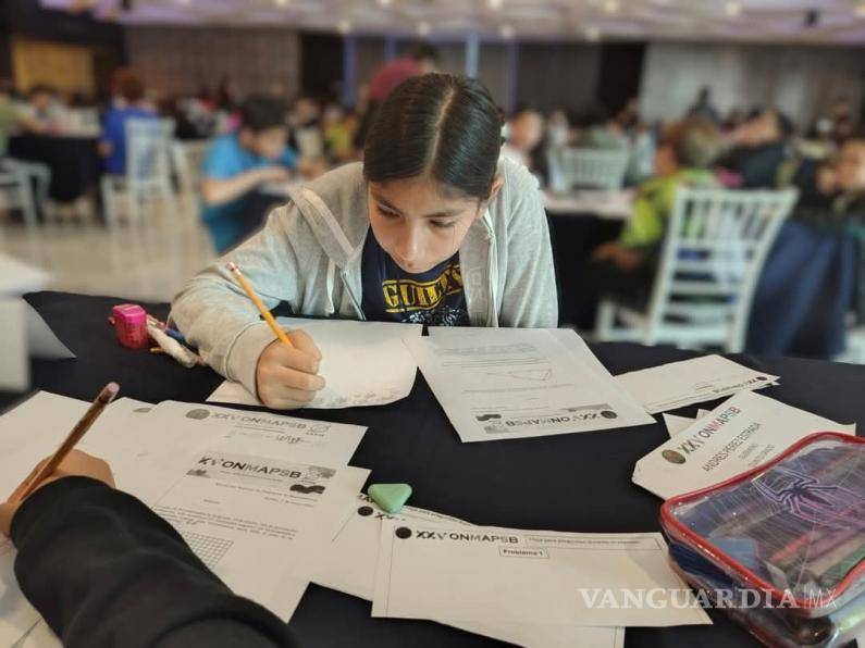 $!Layla, joven promesa de las matemáticas en Saltillo, logró destacar a nivel nacional gracias a su dedicación y al acompañamiento de su maestro en el proceso de entrenamiento.
