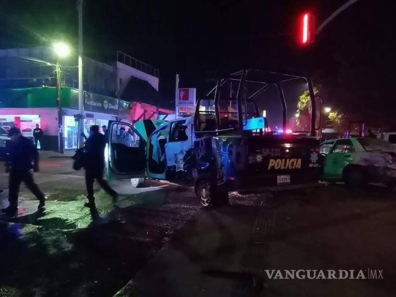 $!La patrulla de la Policía Municipal terminó completamente dañada tras el impacto.