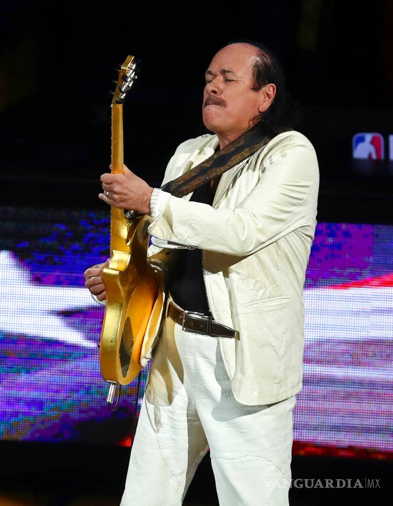 $!Carlos Santana interpreta el himno de Estados Unidos en las finales de la NBA