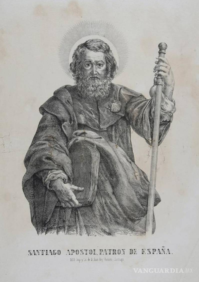 $!Representado como peregrino, Santiago sostiene el bordón y el libro, mientras la concha sobre el pecho recuerda su vínculo con Compostela. El grabado, realizado por Jorge Osterberger en 1852, muestra al apóstol como patrono de España en una época en que su festividad reunía devoción, arquitectura efímera y espectáculos públicos frente a la Catedral compostelana.