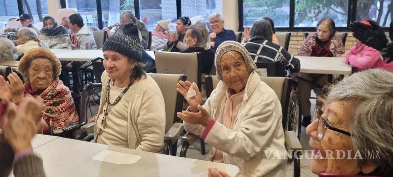 $!Abuelitos y abuelitas comparten merienda y celebran la vida durante el emotivo festejo del cumpleaños de Rosita en el asilo.