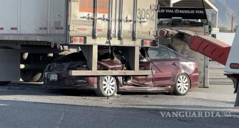 $!El operador del camión fue detenido por la Policía Municipal de Arteaga.