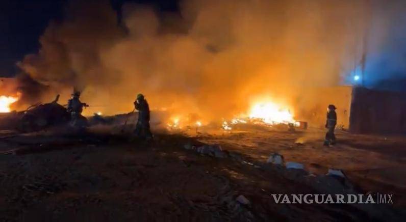 $!El incendio se salió de control y los bomberos tuvieron que llegar a controlar las llamas.