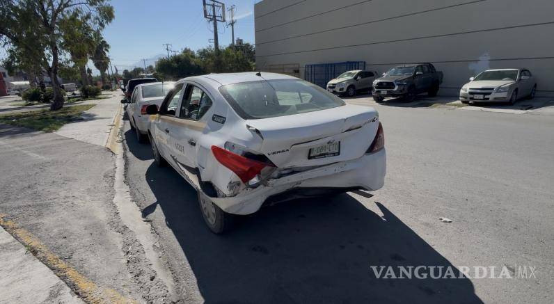$!El taxi fue una de las siete unidades involucradas en el accidente.