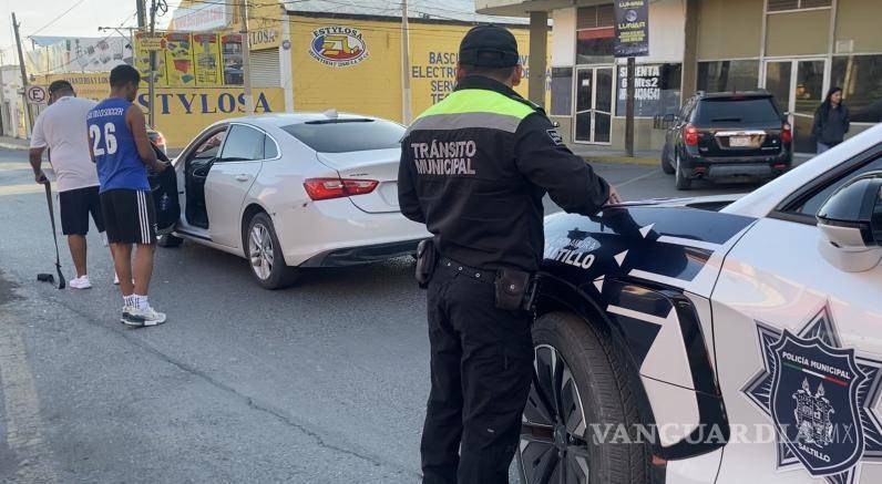 $!Elementos de Tránsito Municipal acudieron al lugar del percance para coordinar la circulación vehicular en la zona, que presentó carga constante mientras se realizaban las labores de retiro de los vehículos involucrados.