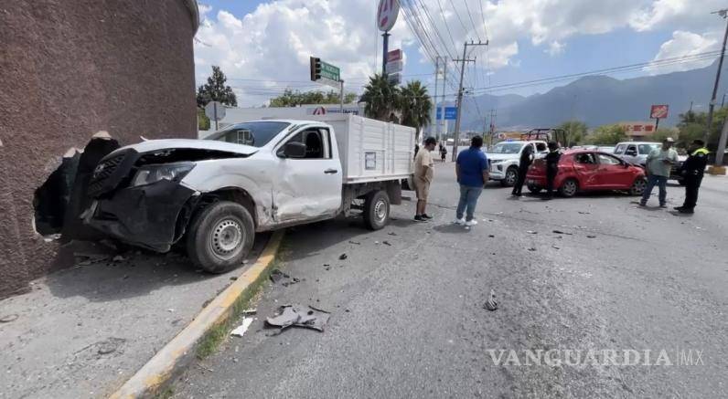 $!La Nissan Estaquitas terminó proyectada contra una barda tras el fuerte choque.