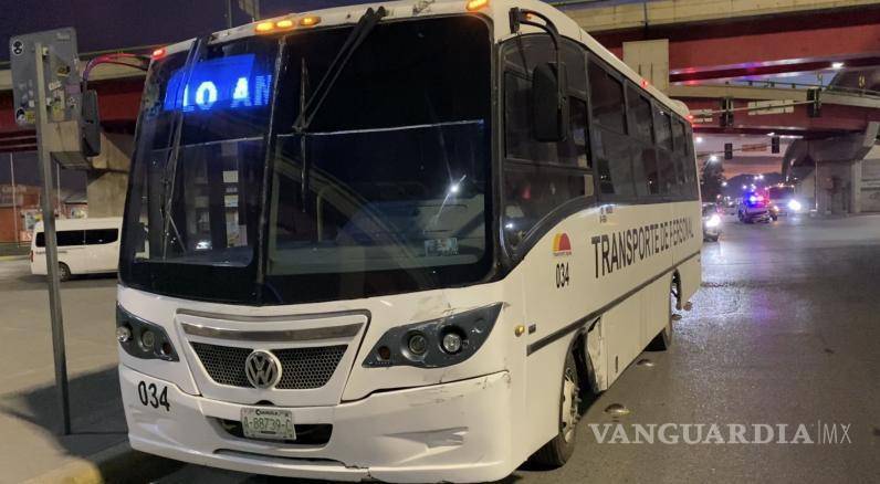 $!El camión de transporte de personal quedó detenido tras el choque en el distribuidor El Sarape.