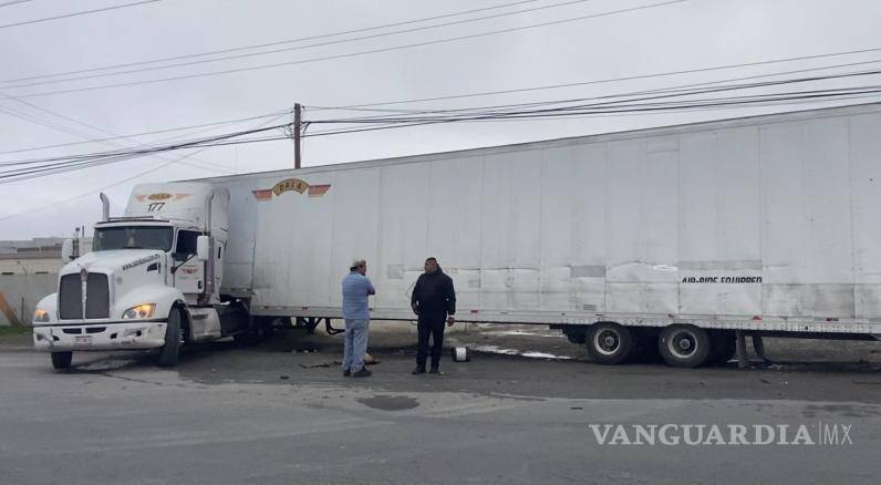 $!Elementos de Tránsito realizaron labores de abanderamiento tras el accidente.