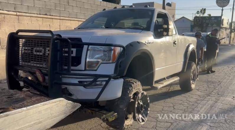 $!En el choque participaron una camioneta Ford tipo pick up y un automóvil Nissan.
