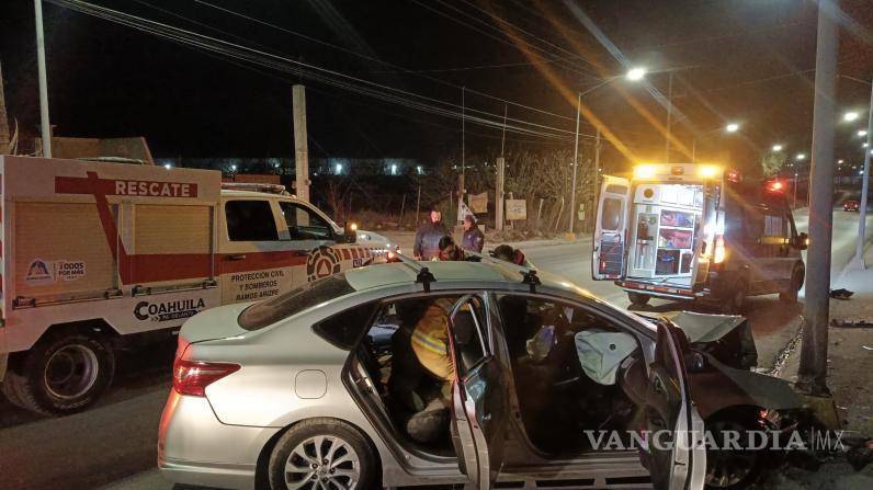 $!Oficiales de la Policía Municipal aseguraron al conductor tras el percance.